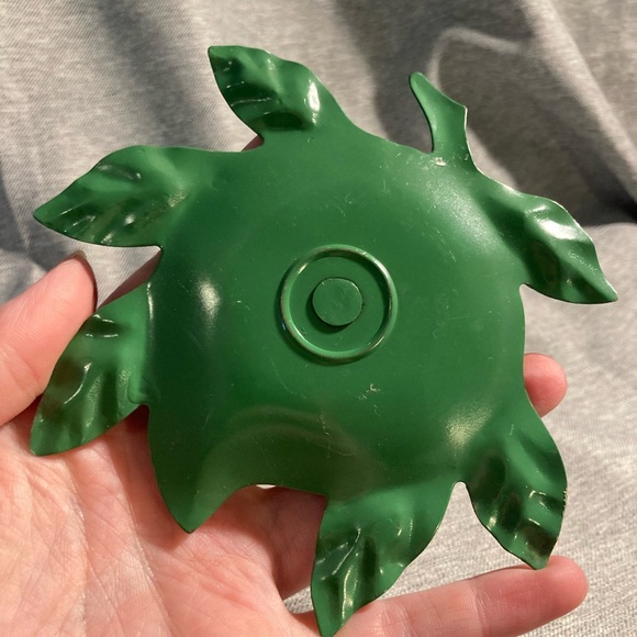 Green Metal Leaf Candle Holder - Picture 11 of 12